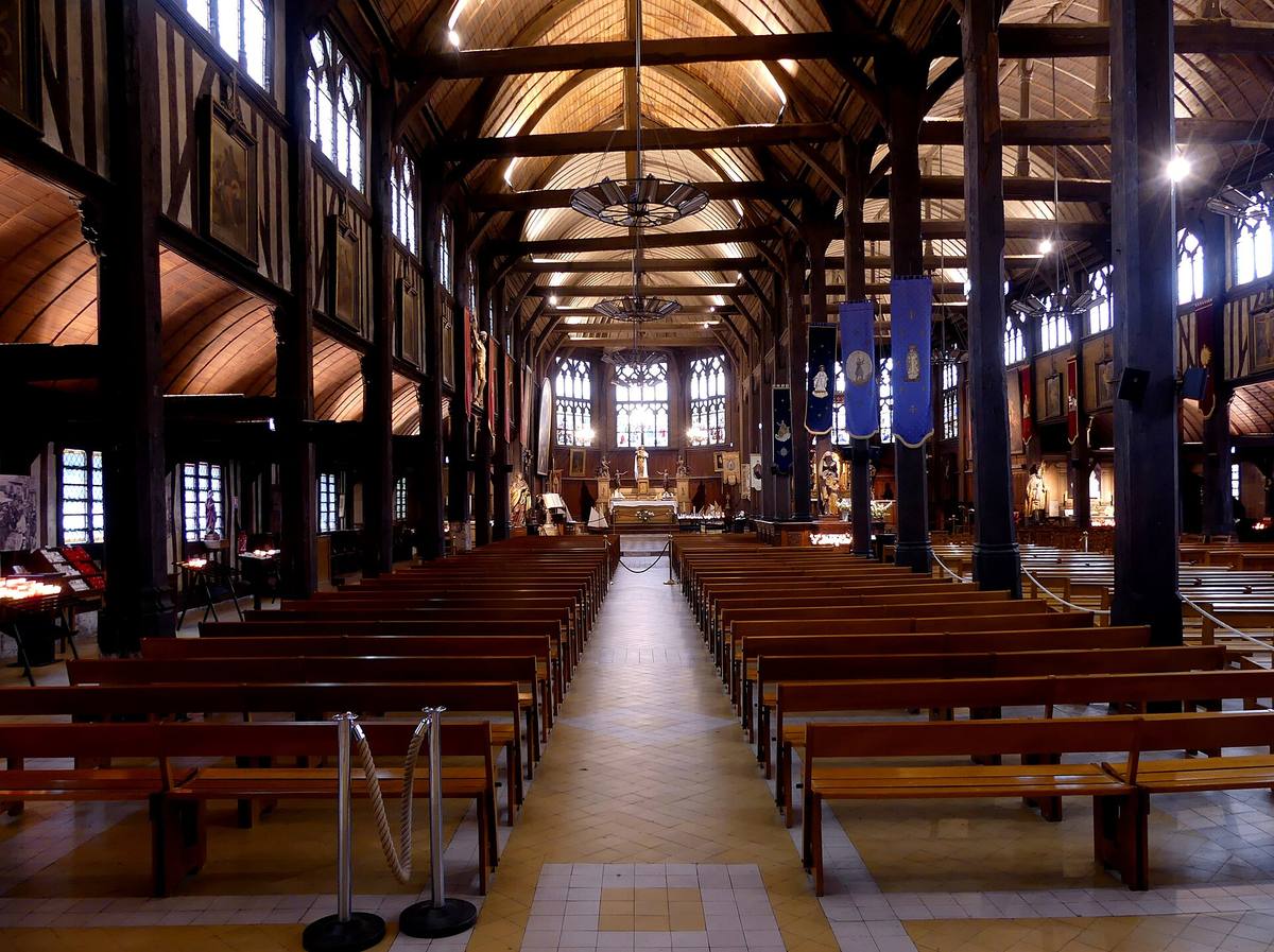La double nef en bois de l'église Sainte-Catherine de Honfleur, avec ses voûtes en carène et ses piliers de chêne