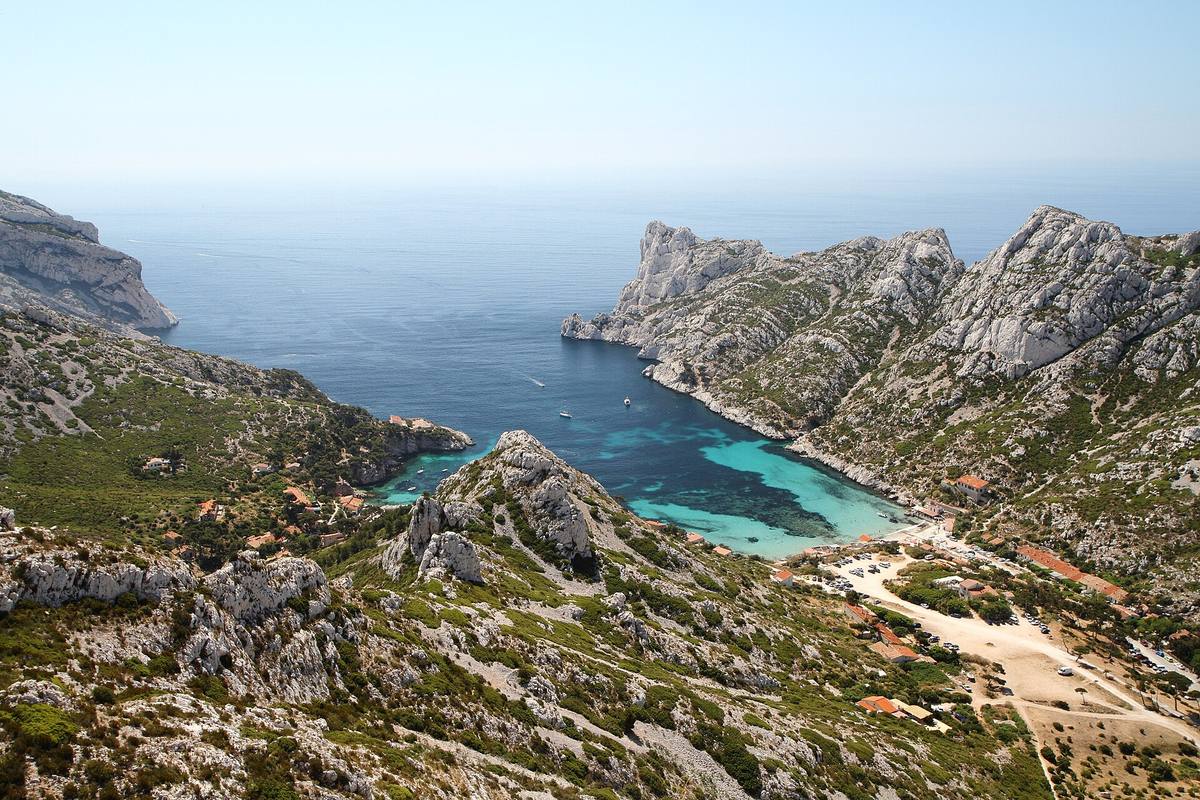 La calanque de Sormiou à Marseille, eau turquoise entre des falaises calcaires