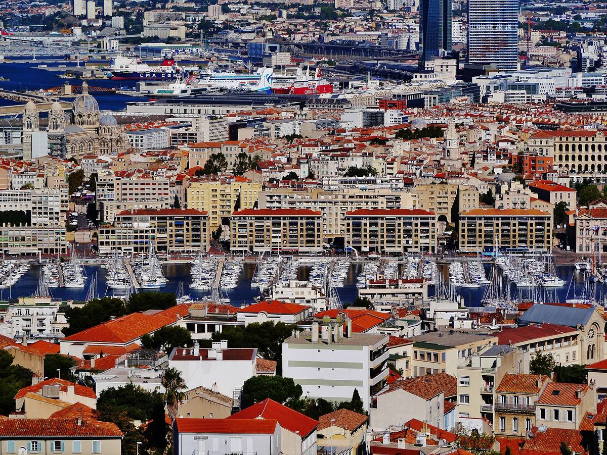 Le Vieux-Port de Marseille et ses bateaux vus depuis Notre-Dame-de-la-Garde, avec la cathédrale de la Major à gauche