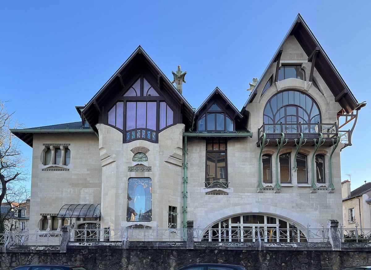La façade de la villa Majorelle à Nancy, avec ses toits pointus, son grand vitrail arrondi et son balcon aux consoles végétales