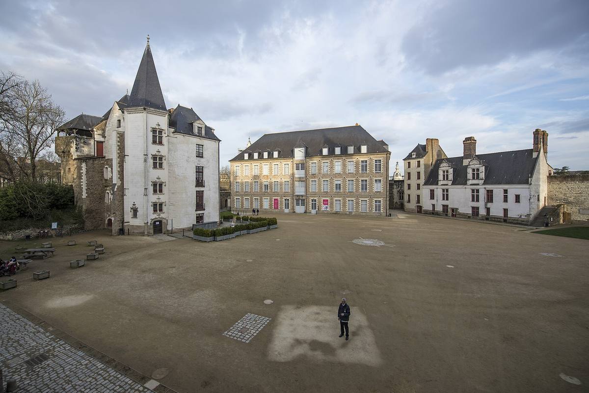 La cour du château des ducs de Bretagne à Nantes, avec ses bâtiments Renaissance en tuffeau blanc