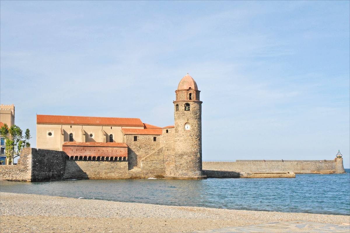 L'église Notre-Dame-des-Anges de Collioure et son clocher rond à coupole rose, au bord de la mer