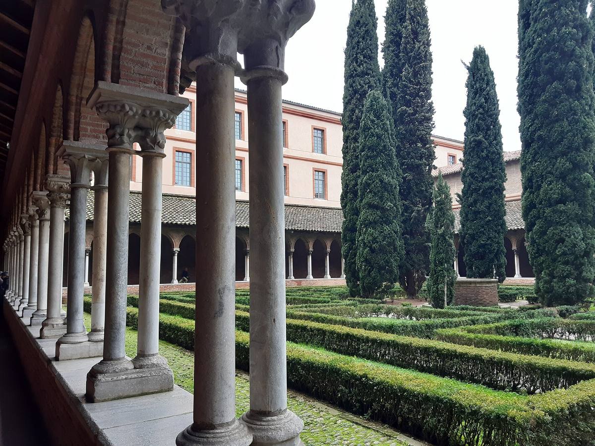 Le cloître du couvent des Jacobins à Toulouse, avec ses colonnes et son jardin de buis